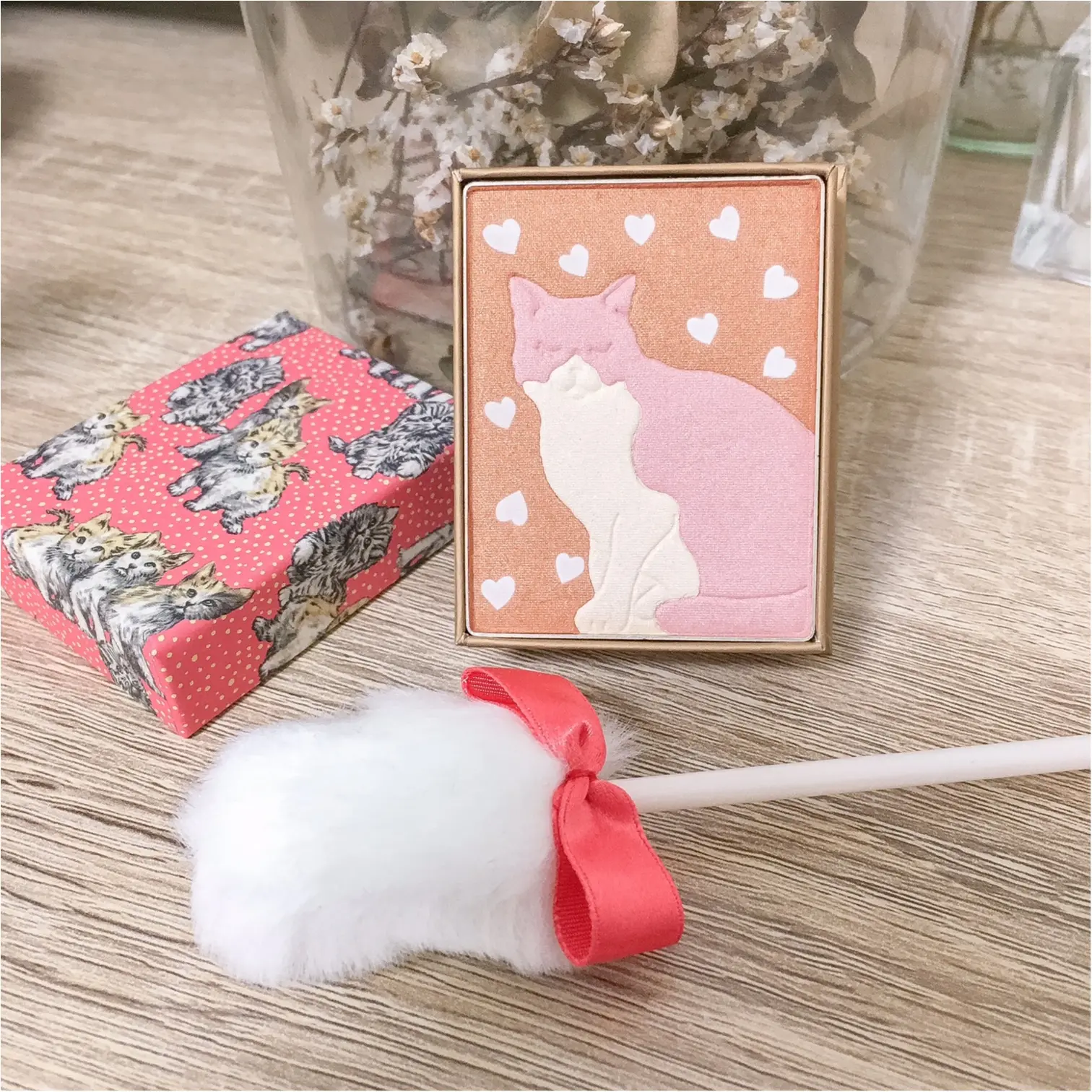 子ネコのしっぽでメイク!? 可愛すぎるパフにキュン死に寸前♡_1