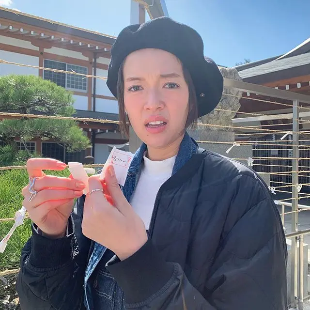 【佐藤栞里の撮影オフショット】広島グルメ探訪ロケにて、神社に立ち寄りおみくじを引いたしーちゃん。気になる恋愛運は......!?_1