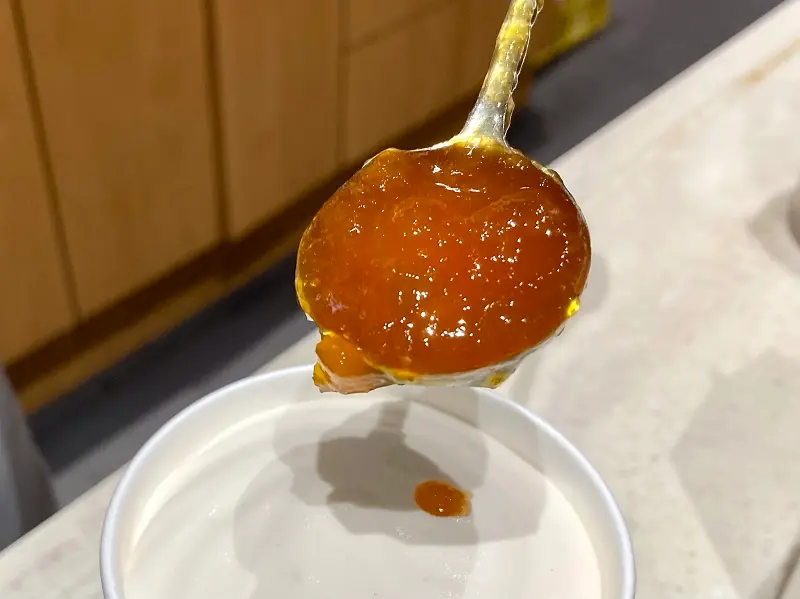 「ジョイフルメドレー アプリコット ＆ ムース ティー ラテ」のトッピングを写した写真