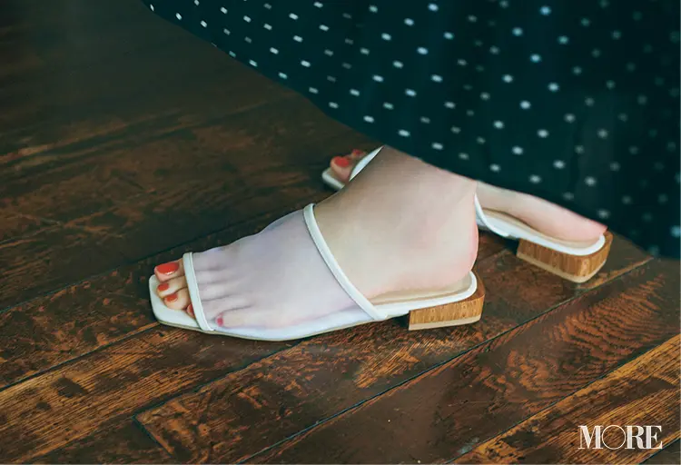 足が透けるシアーサンダル