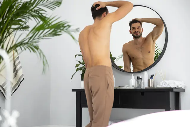 マッチングアプリにいるダメ男の特徴、鏡越しの自撮りをしているイメージ
