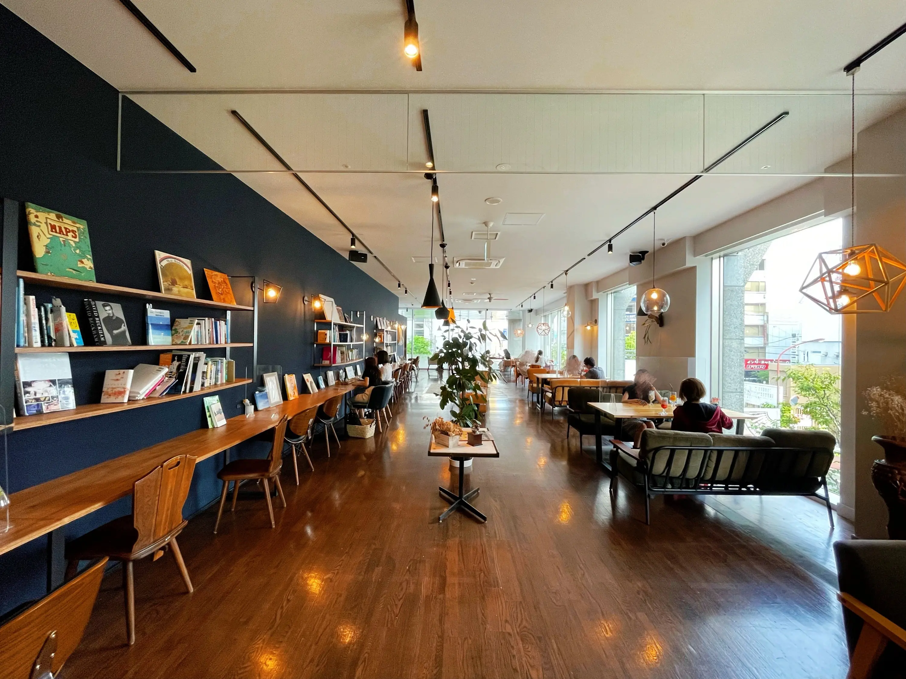 岡山発の人気ブックカフェ「うのまち珈琲店」