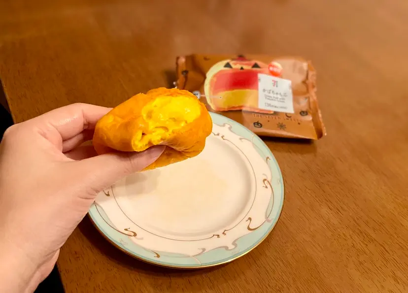 【コンビニスイーツ】セブンの新作!つまんでも破れないもっちもちの生地ととろけるパンプキンクリーム。_6