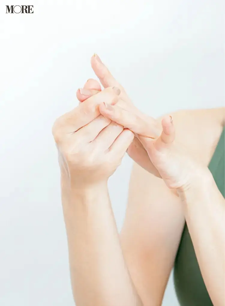 ハンドクリームを塗る神崎恵の手元