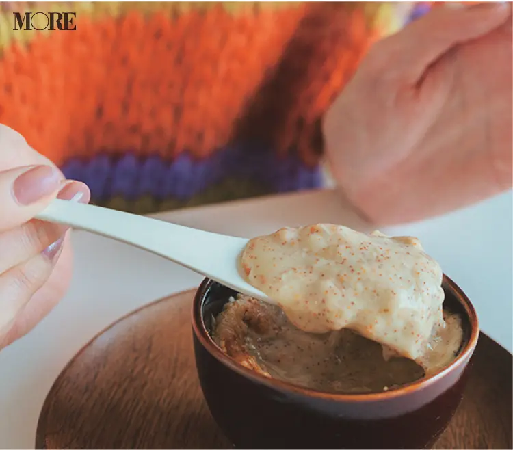 佐藤栞里が福井県のおすすめお取り寄せグルメ「越前蟹の坊」のせいこ蟹グラタンを食べている様子