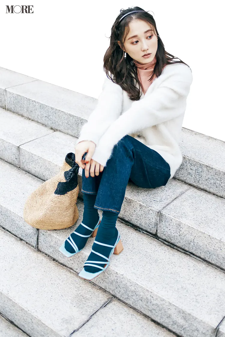デニムにストラップサンダルと靴下を合わせた鈴木友菜