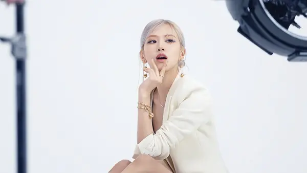 ティファニー、BLACKPINKロゼを起用した撮影風景。白い服を着たロゼ