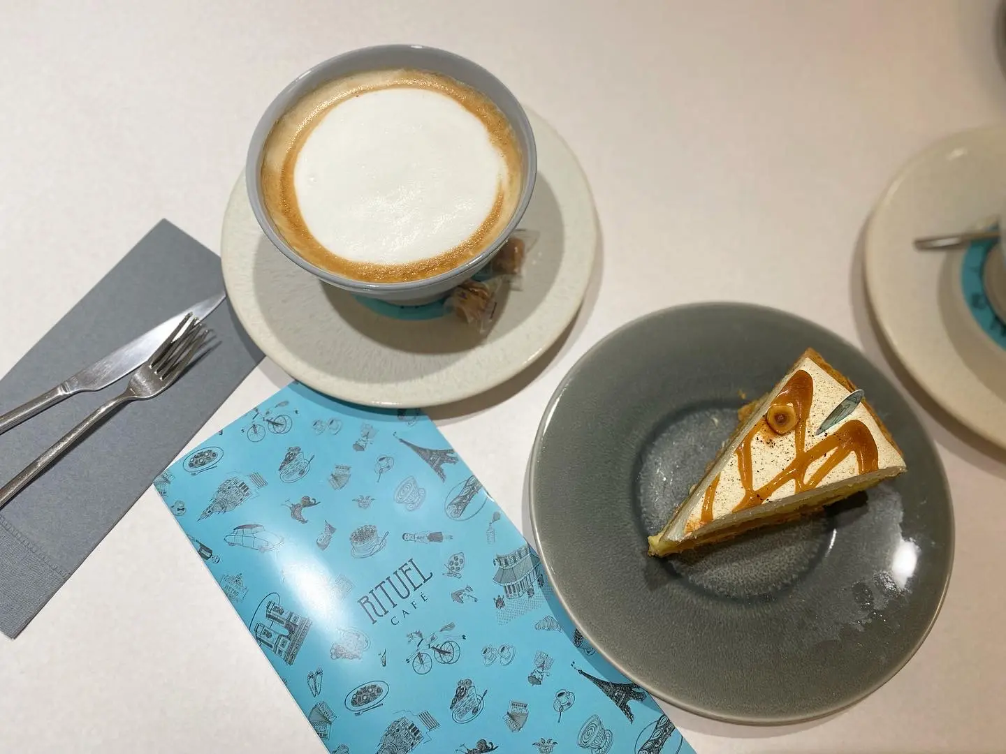 【新宿 落ち着いたカフェ】で検索する人必見。ティファニーブルーの素敵カフェをご紹介_7