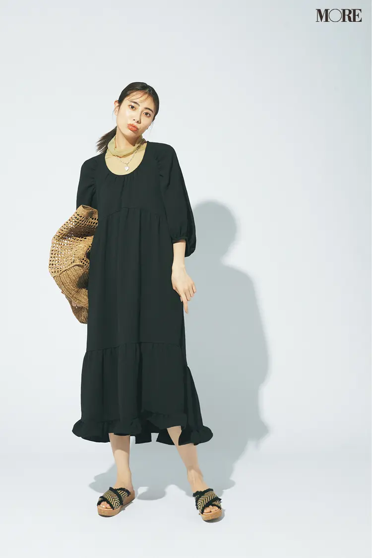 黒いワンピースのインにシアートップスを入れる