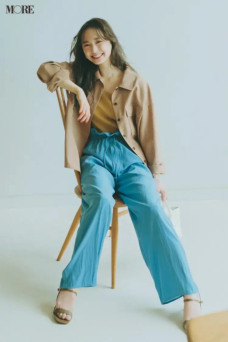 ベージュシャツ×ブルーパンツコーデの鈴木友菜
