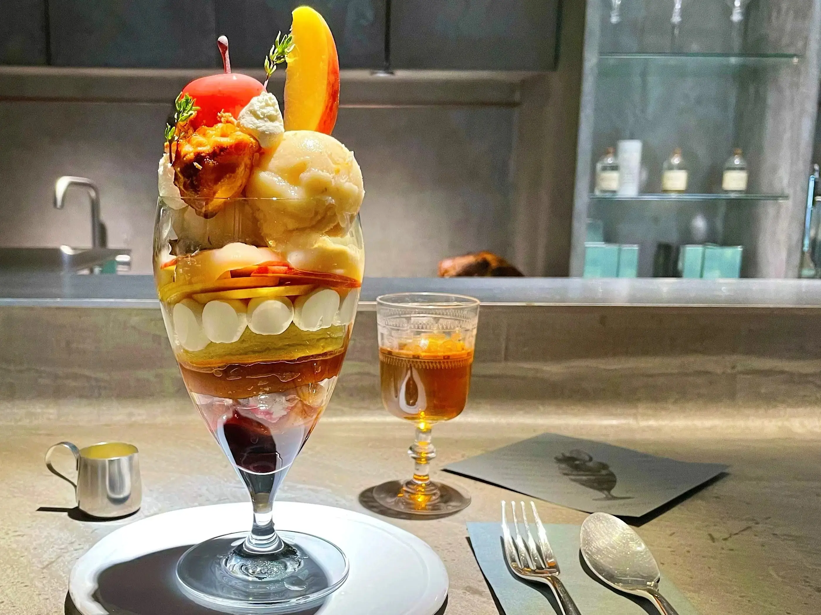 『PÂTISSERIE ASAKO IWAYANAGI（パティスリィ アサコ イワヤナギ）』のパフェ