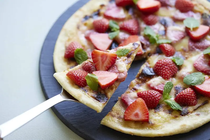 『星野リゾート　リゾナーレ那須』の「イチゴフルステイ」で作れる「イチゴの石窯スイーツピッツァ」