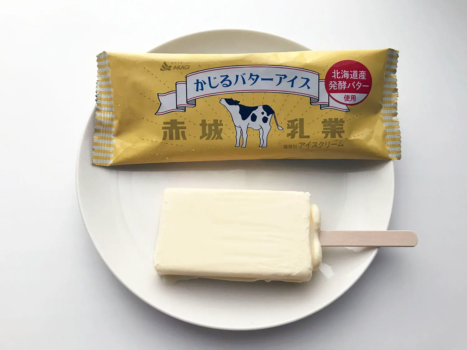 「かじるバターアイス」のパッケージと中身