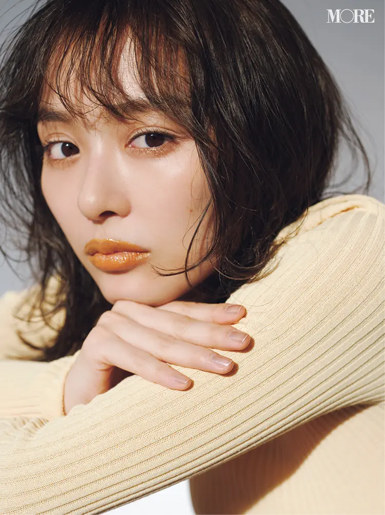 ベージュのアイラインを引いた内田理央