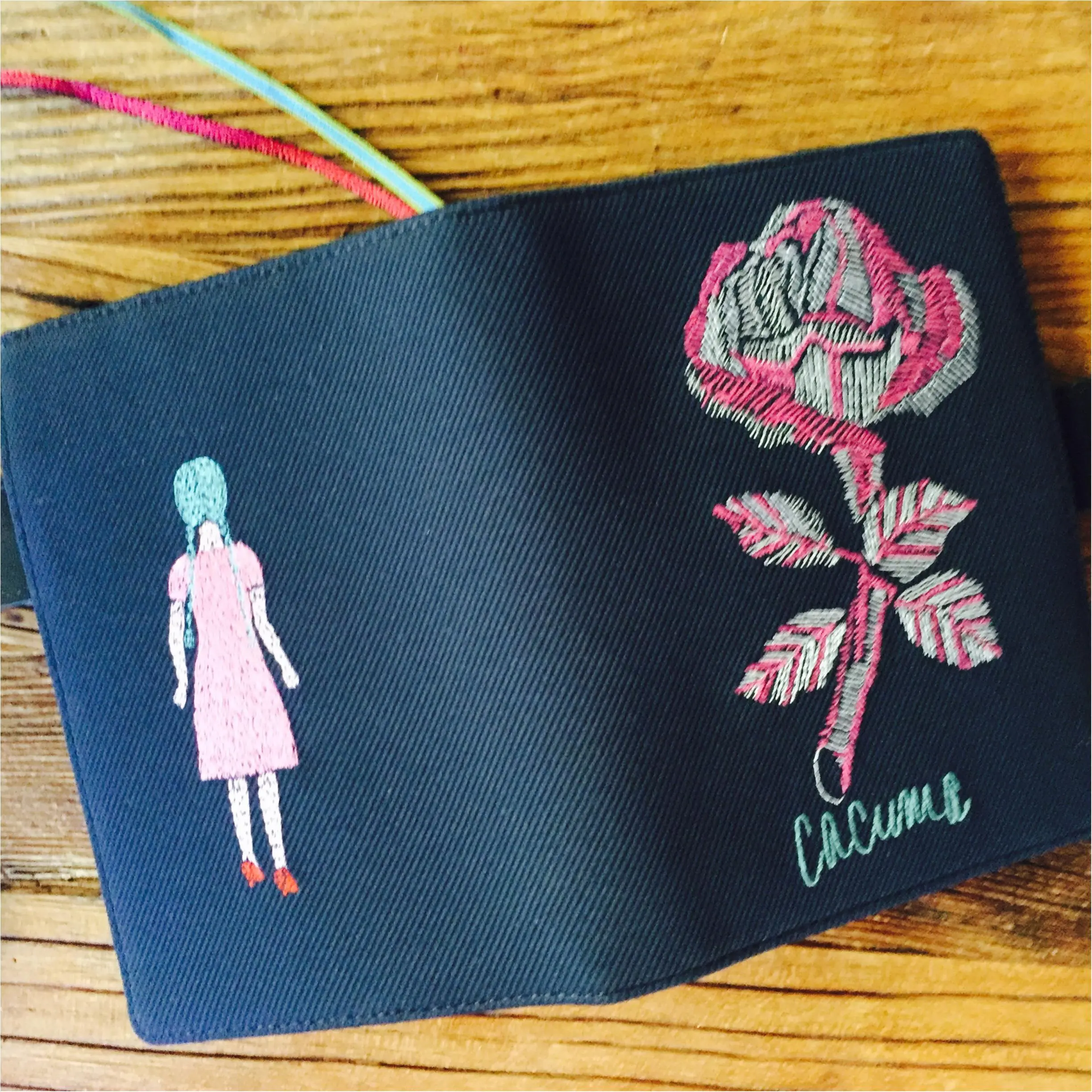 来年の手帳は数年ぶりに、刺繍が美しい“ほぼ日手帳”_1
