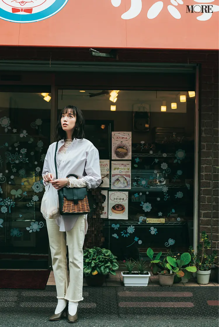 シャツ×ホワイトデニムコーデの佐藤栞里