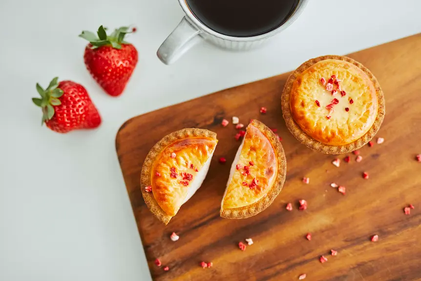 『BAKE CHEESE TART』がピンク色に♡ 「焼きたてストロベリーチーズタルト」発売中!【5/31(木)まで】_1