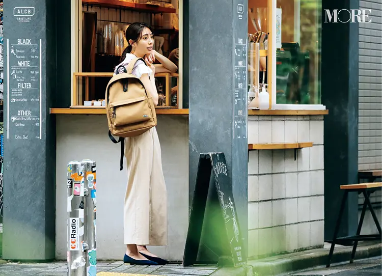 通勤におすすめのベージュのリュックを持つ女性