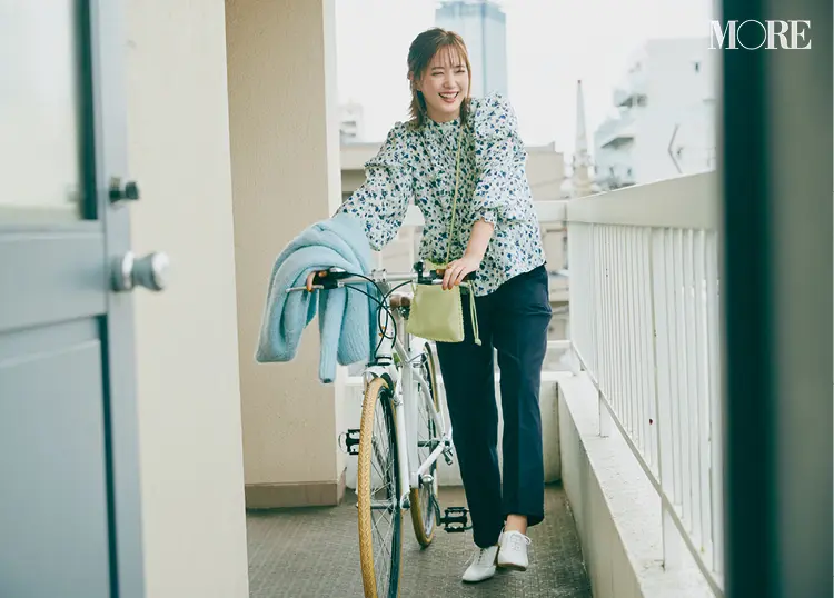 花柄フリルブラウス×パンツコーデで自転車を押す本田翼