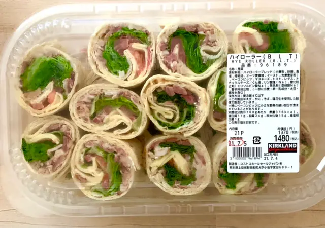 コストコの定番人気商品!!!ハイローラー! 中身はBLTということで B・・・ベーコン L・・・レタス T・・・トマト そしてチーズも入っていますよ♩ 食べてみるとレタスがシャキシャキで ベーコンの塩気が効いて美味しかったです! ちなみに焼いても美味しいとのことだったので・・・