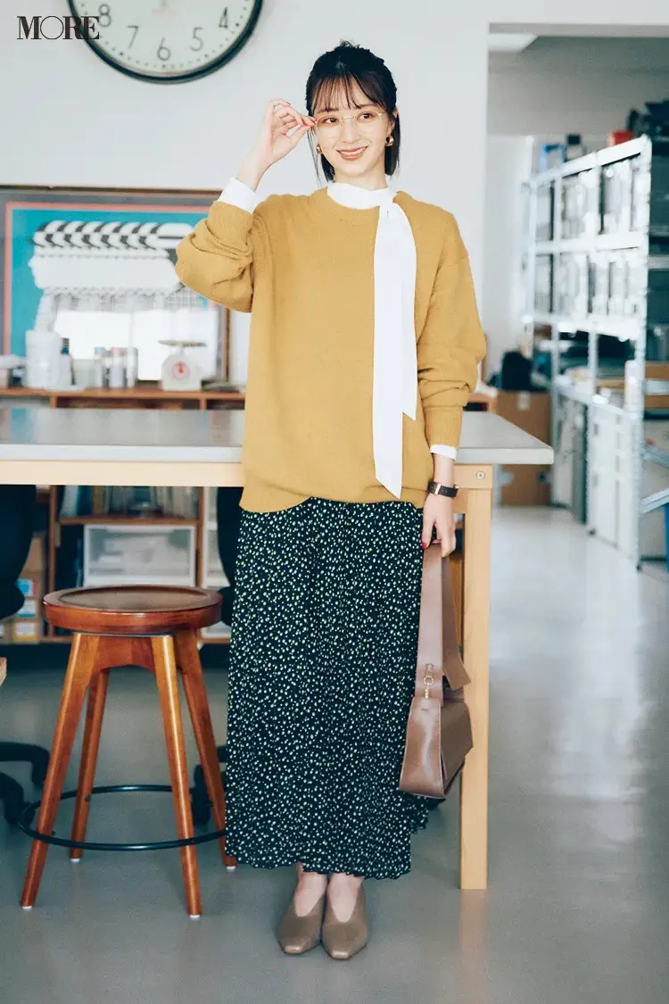 GUのボウタイブラウス×ニット×ドット柄スカートコーデの逢沢りな