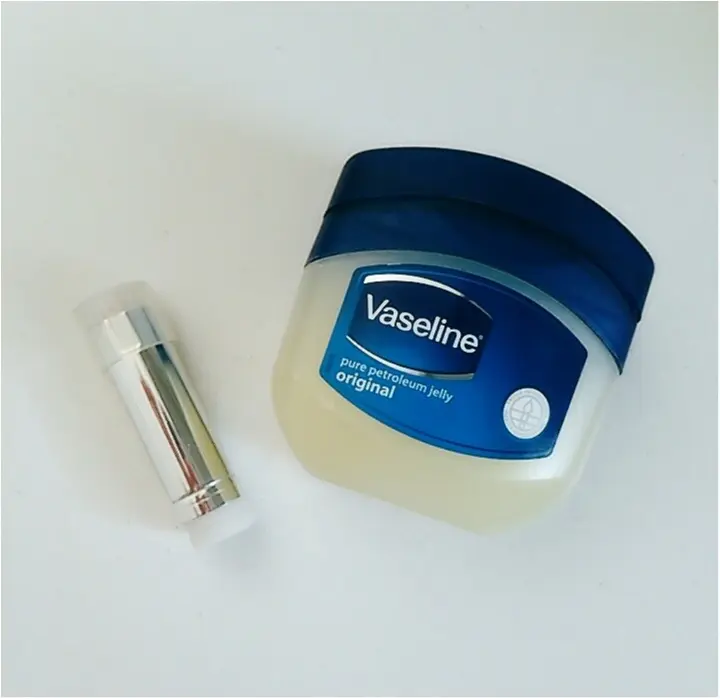 捨てちゃうなんて勿体ない!飽きた口紅を【Vaseline】でグロス&練りチークに復活!!(443 まゆ_1