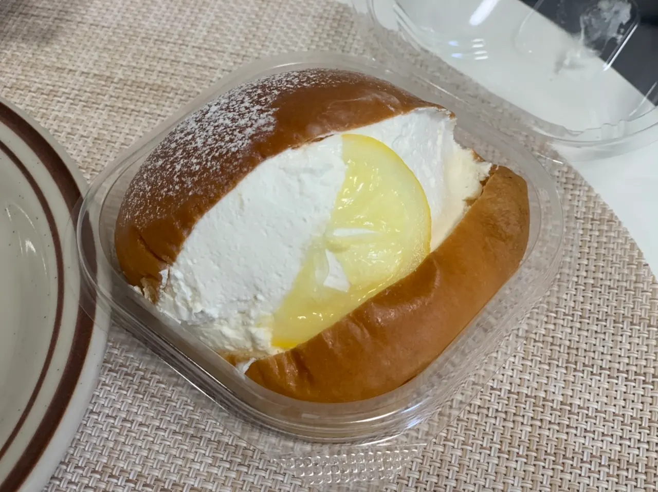 【マリトッツォ食べ比べ】コンビニ・スーパー・パン屋さんのマリトッツォ、違いはあるの?_8