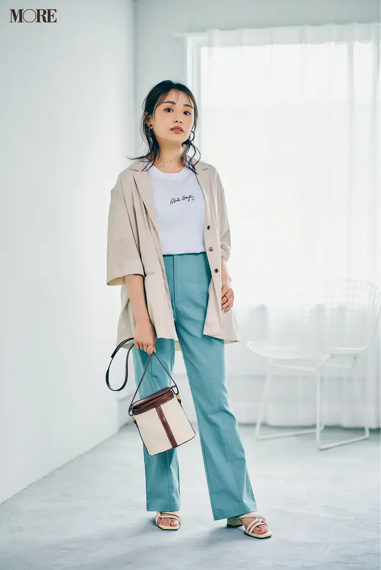白Tシャツにきれい色を合わせるならパンツで