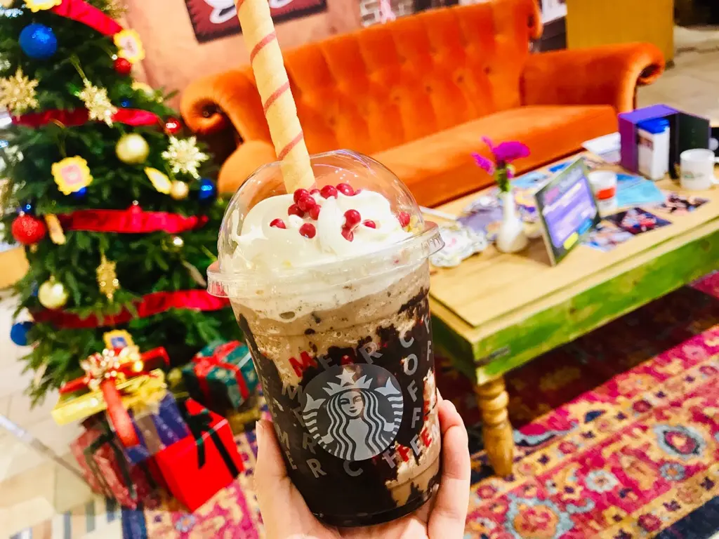 【スタバ新作】遊び心満載♡ストローが食べれる!《サンタブーツ チョコレート フラペチーノ®︎》_6