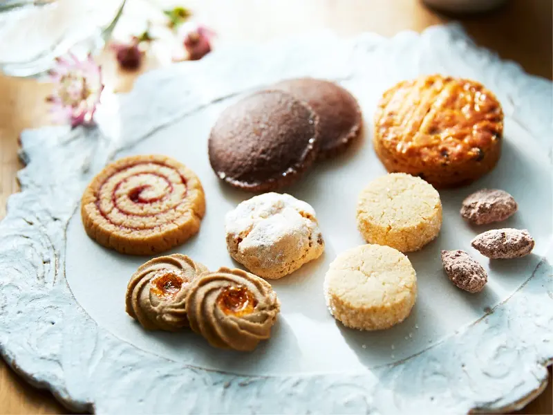 『ビスキュイテリエ ブルトンヌ』のバレンタイン限定クッキー缶、中身