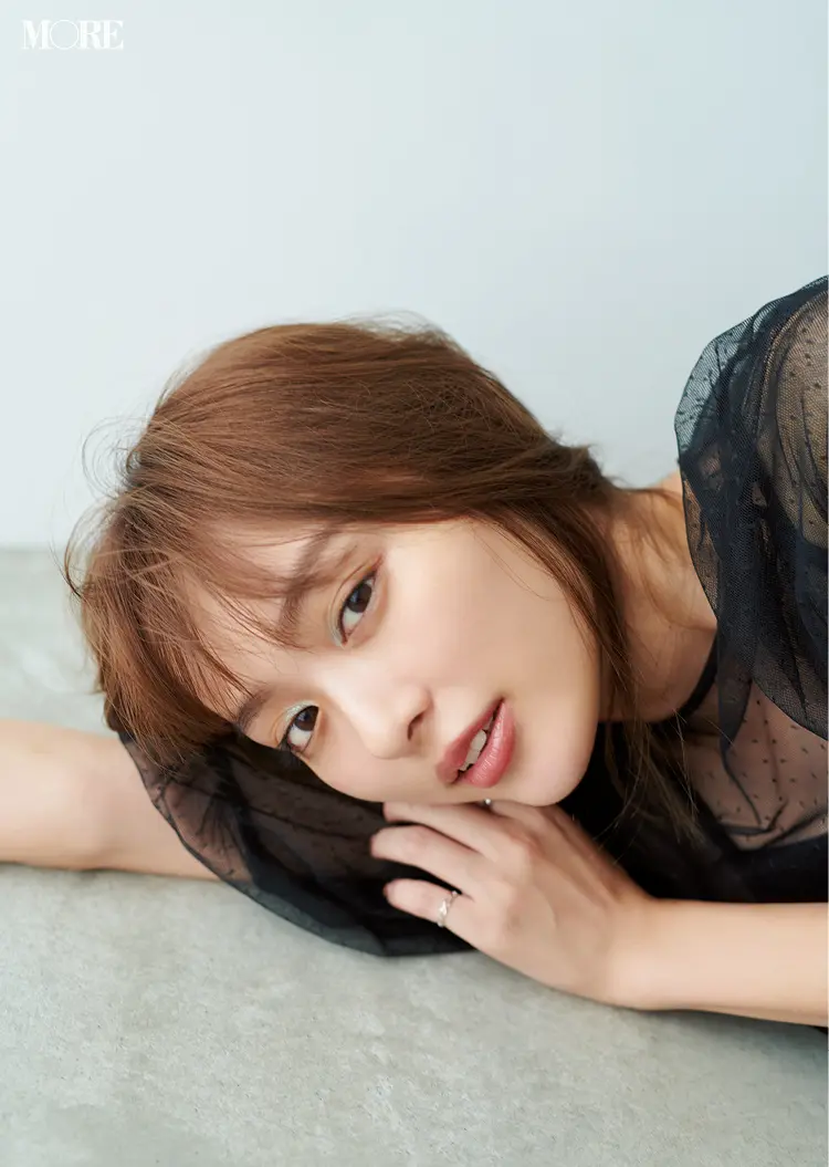 内田理央が魅せる「ブルーグレー」の単色アイシャドウ。『ポール&ジョー』や『SUQQU』で、時短で大人っぽいアイメイクを_1