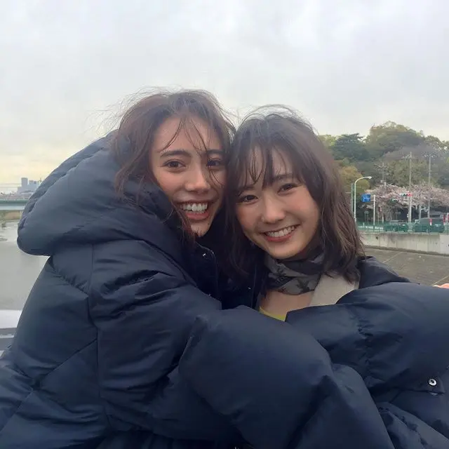 【土屋巴瑞季と鈴木友菜の撮影オフショット】友菜ちゃんの柔らかい前髪が直しては風に流されていた時、整えてくれたのはこのモアモデルでした♡_2