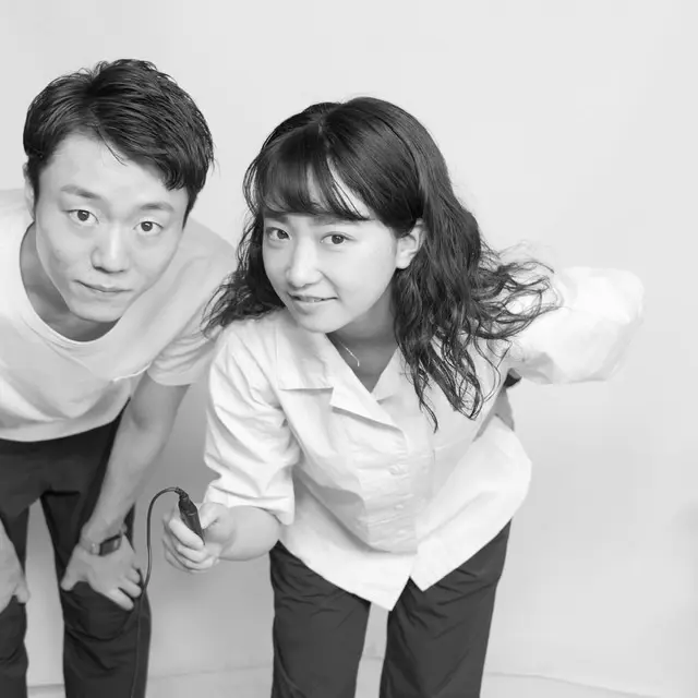 こちらを向いた男性と女性の写真