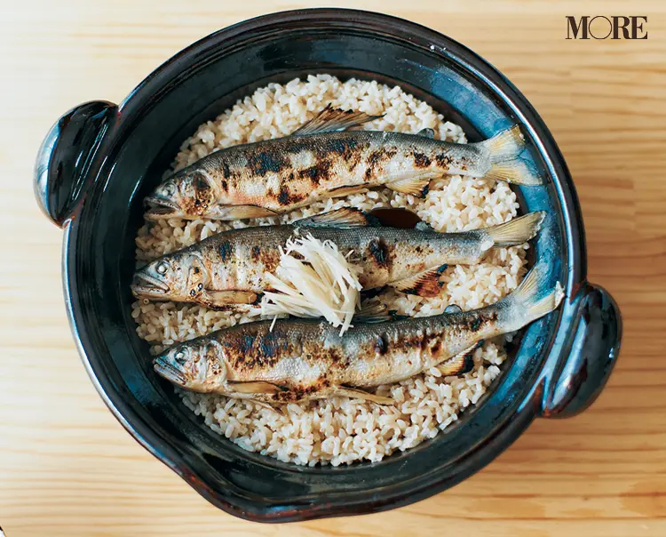 長野県のおすすめお取り寄せグルメ「臼田養魚場」の信州あゆをご飯の上にのせた様子