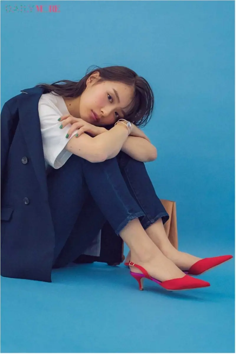【2018年春のおすすめ『ユニクロ』コーデ2】 デニムには大人っぽいシルエット&ビビッドカラーのパンプスを【2018年春のおすすめ『ユニクロ』コーデ2】 シンプルなデニムには大人っぽいシルエット&ビビッドカラーのパンプスを