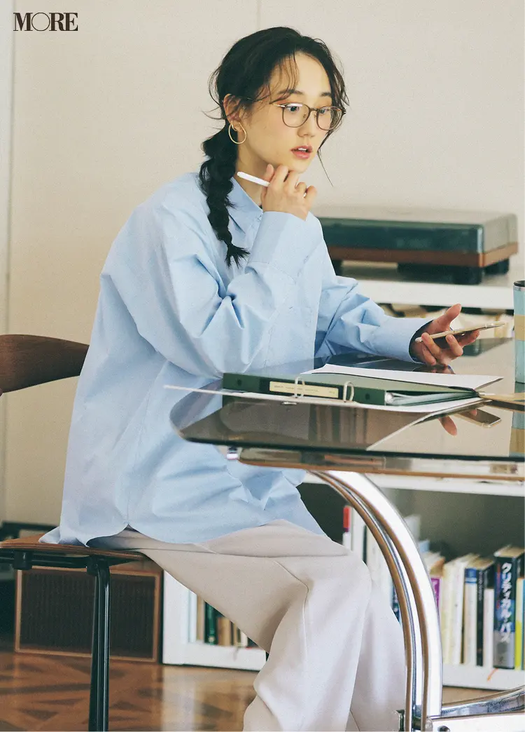 GUのブルーシャツを着てメガネをかけた鈴木友菜