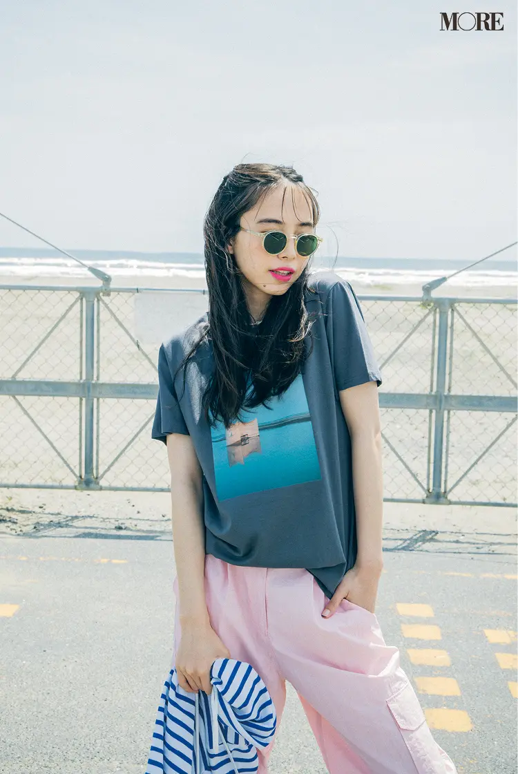 ほんのりモードなフォトTを着た井桁弘恵