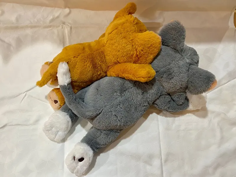 タリーズ、トムジェリコラボグッズトムとジェリー 寝そべりぬいぐるみ「（トム）」、「（ジェリー）」後ろ姿