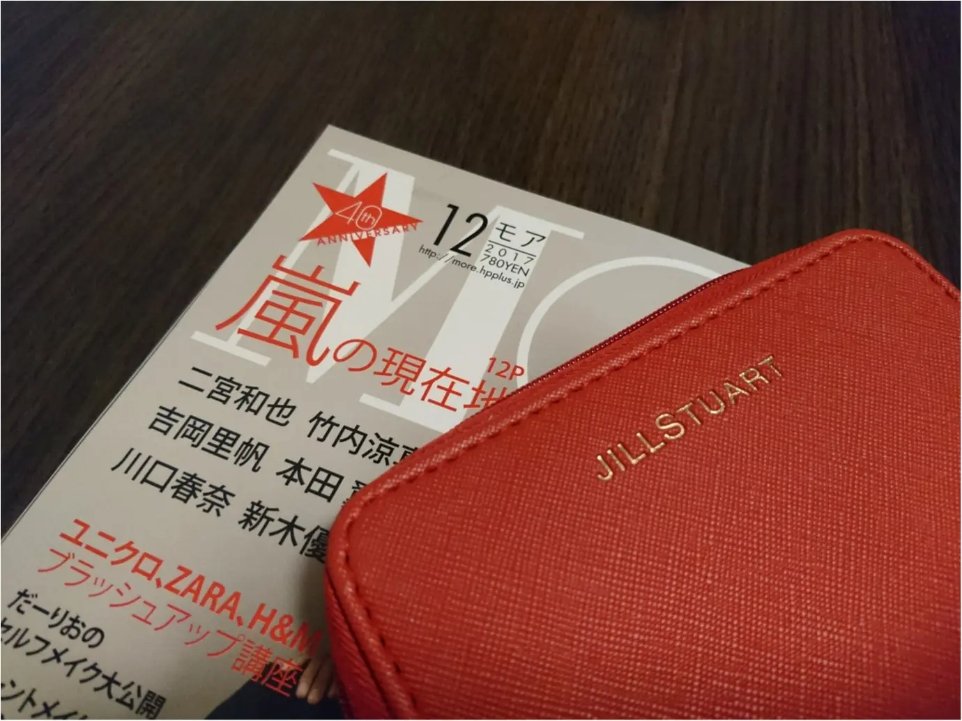 【MORE】創刊40周年イヤーの締めくくり♪ “MORE12月号” 絶賛発売中!付録は、大人可愛い『 (JILSTUART) レザー調 レディなミニ財布 』_2