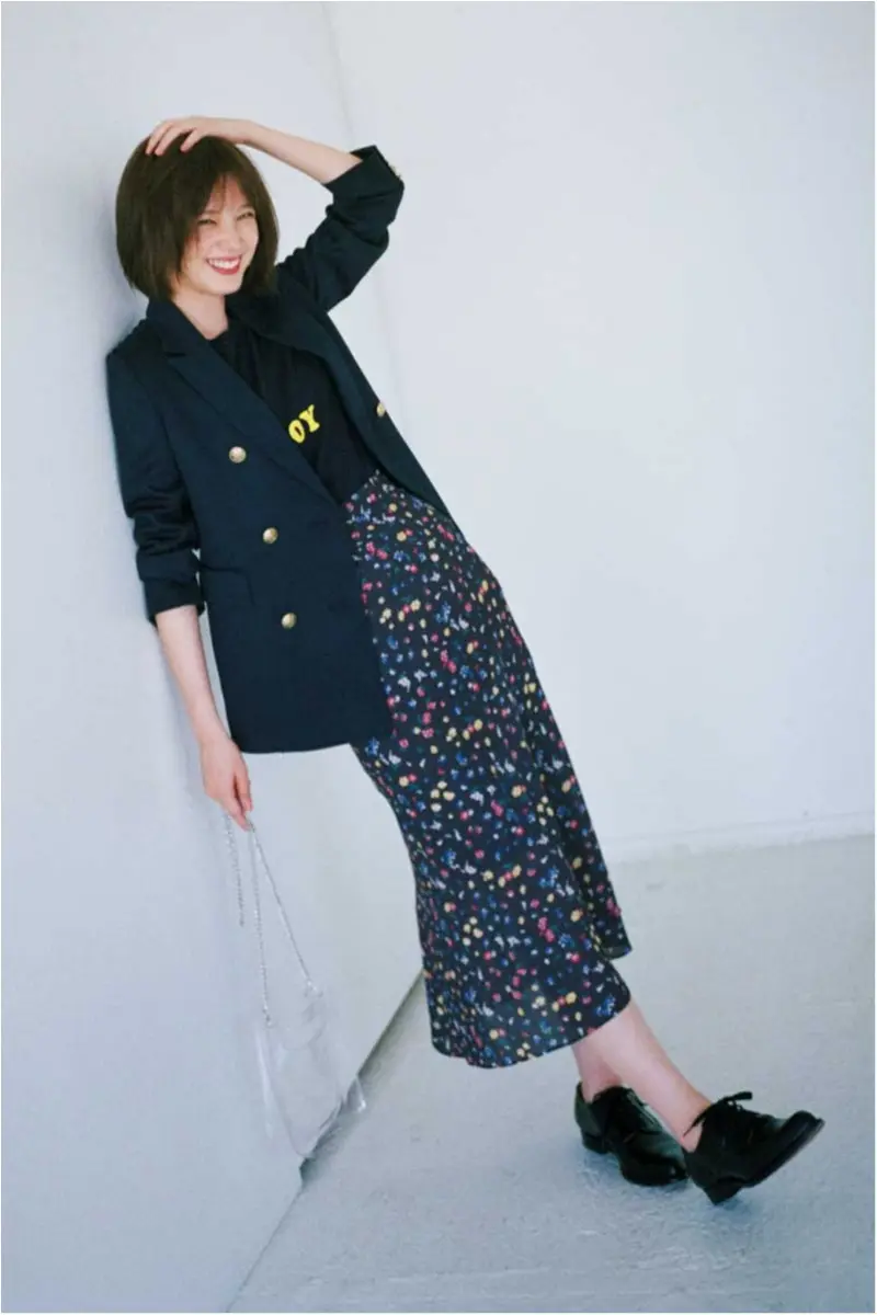 本田翼の休日ジャケットコーデは花柄スカートとロゴTシャツで
