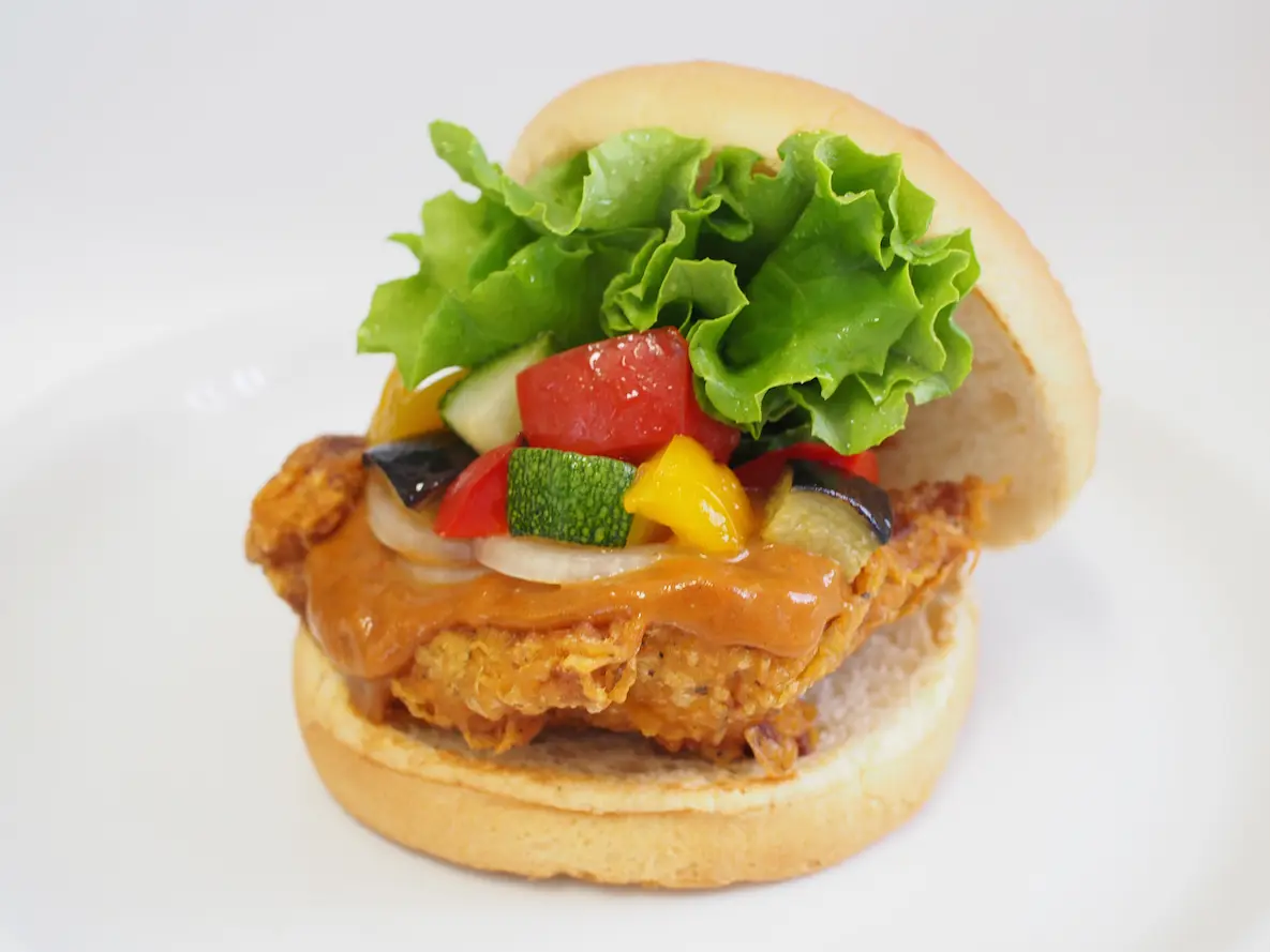 夏はやっぱりカレー! 『フレッシュネスバーガー』の新バーガーでパワーチャージ☆_1