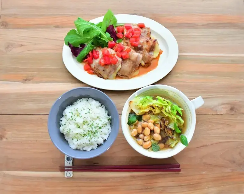 豚チーズサンドの和風フレッシュトマトソース+焼きキャベツと大豆のスープ+ドライパセリご飯