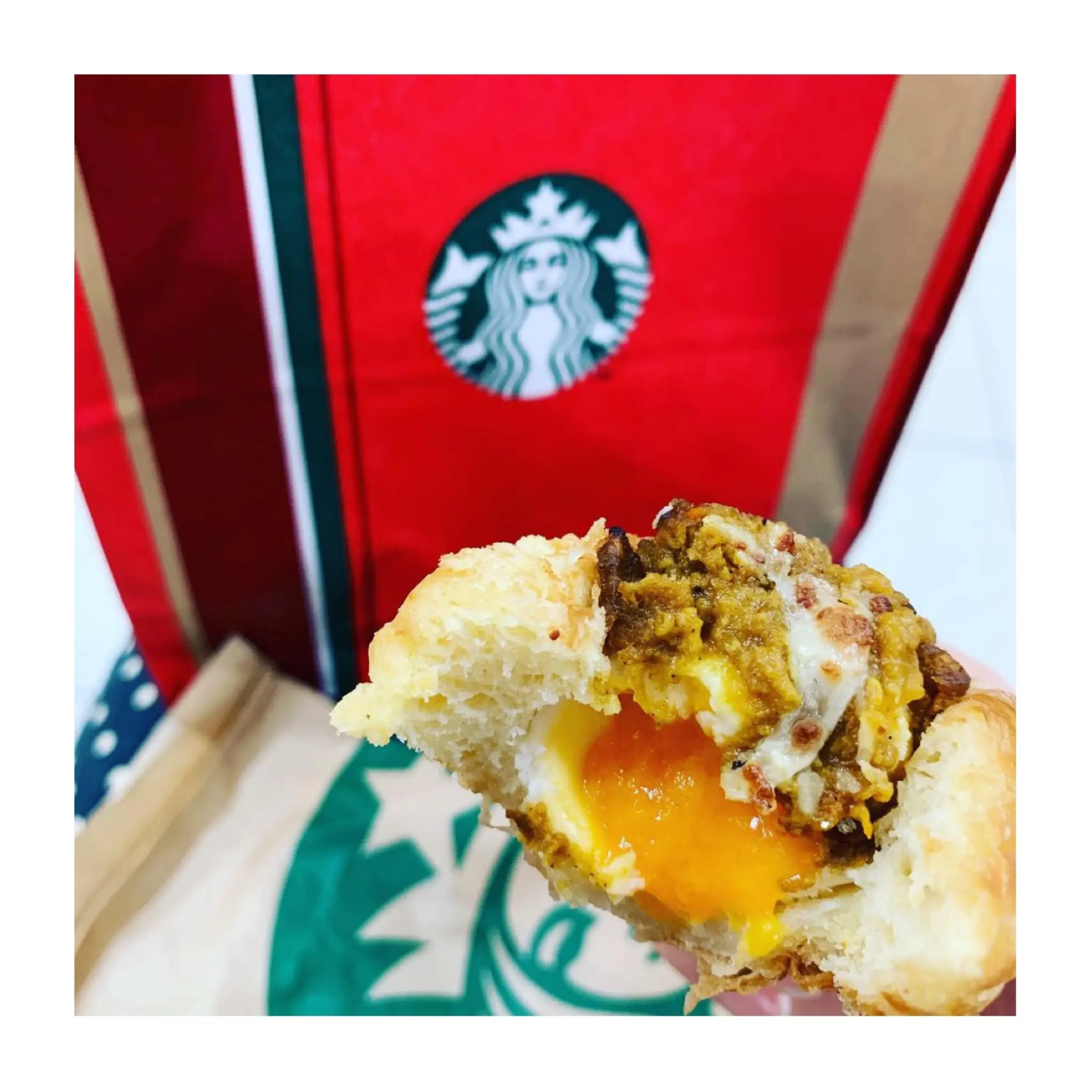 《半熟卵がとろ〜り❤️》【スタバ】新作フード"エッグ&キーマカレーデニッシュ"が絶品!☻_1