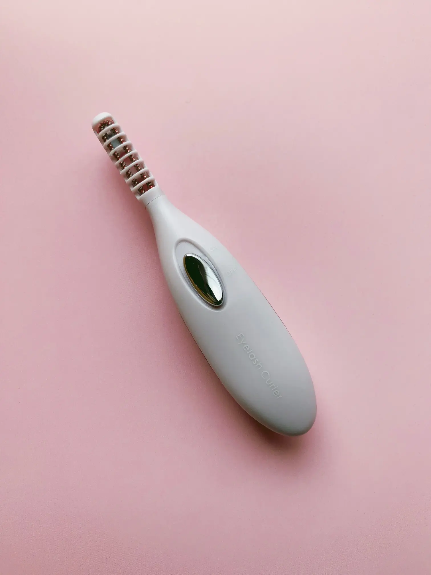 【ニトリの美容家電!?】500円でコンパクトな《アイラッシュカーラー》が優秀♡_1