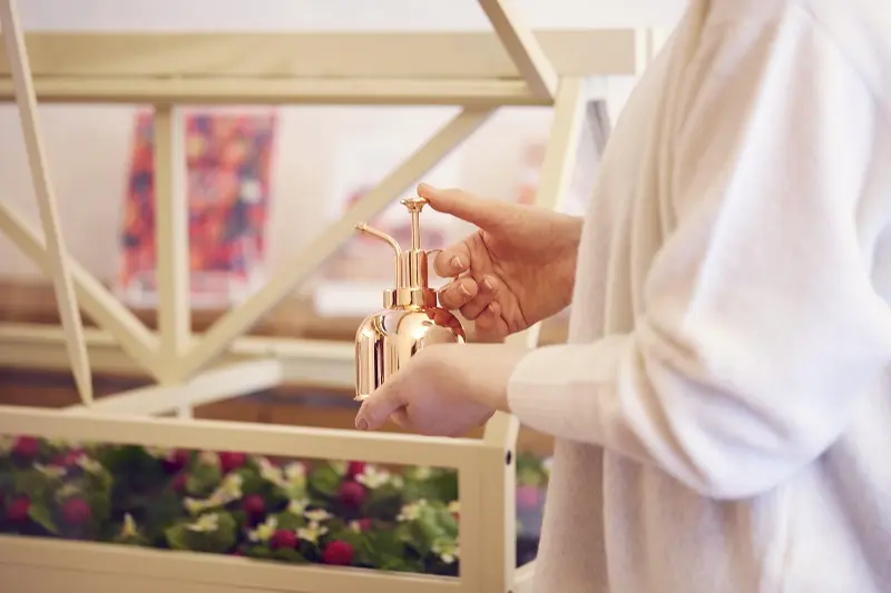 『星野リゾート　リゾナーレ那須』の「イチゴフルステイ」。いちごプランター。水をあげているイメージ