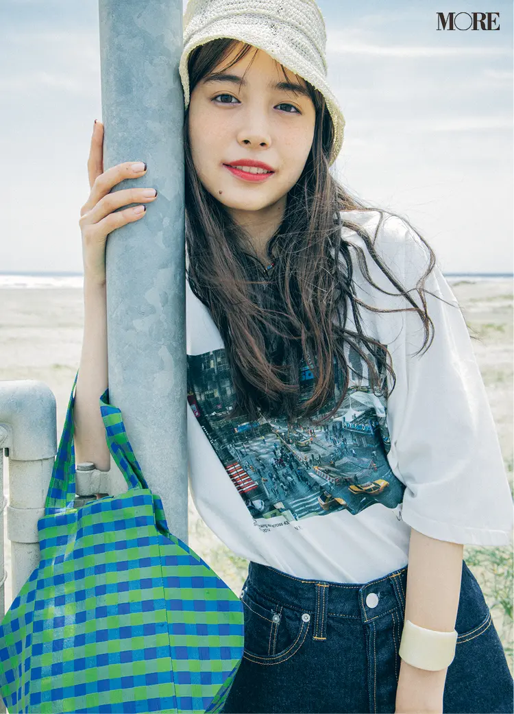 トレンドのフォトTを着た井桁弘恵