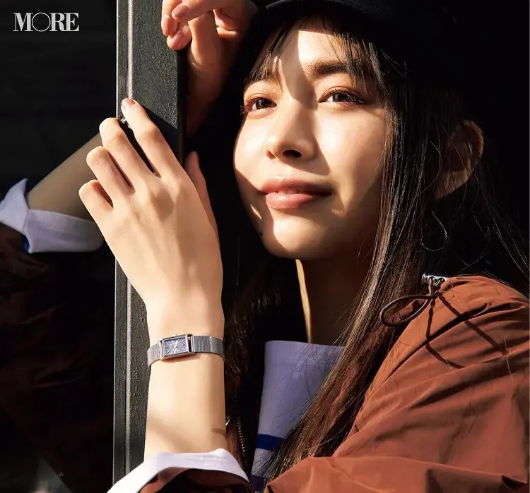 レディース腕時計おすすめブランドのJouete(ジュエッテ)の腕時計を付けた井桁弘恵