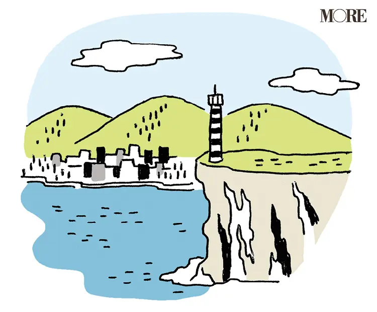 空、山、海、灯台が描かれた港町のイラスト