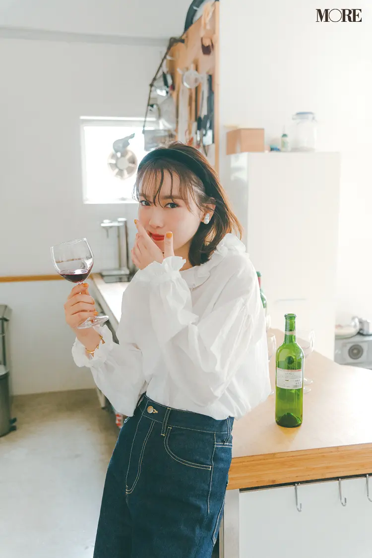 白ブラウス×デニムコーデでワインを飲む飯豊まりえ
