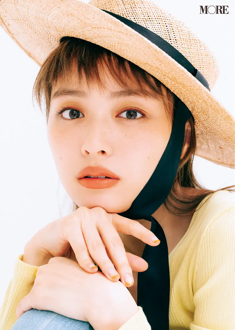 麦わら帽子をかぶった内田理央のアップ写真